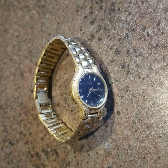 Vtge Pulsar Ladies GOLDTONE STAINLESS STEEL WATCH BLACK DIAL Water resist - Picture 3 of 3